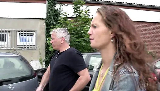 Dövmeli büyük götlü esmer sikiliyor ve göğüslerine püskürtülüyor