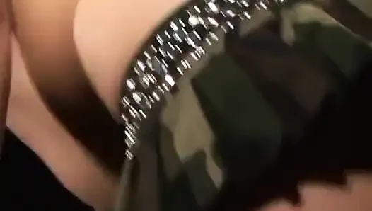 Genç kızın götünde yarağa ihtiyacı var