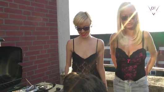 Genç ve orta yaşlı seksi amcık komşusu tarafından sert sikiliyor