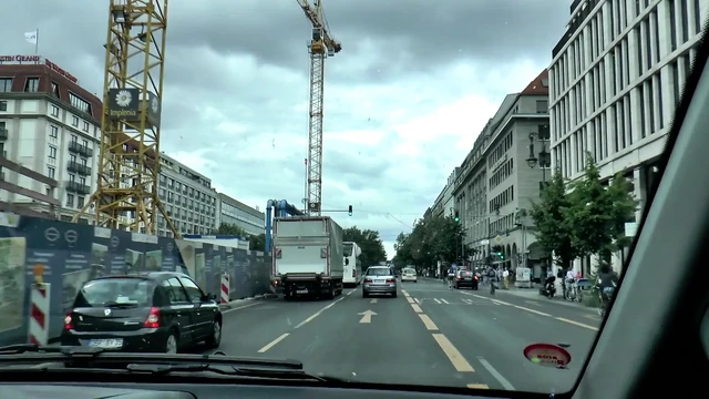 Seksi orta yaşlı seksi kadın sikicisinden arabada sert sikiliyor