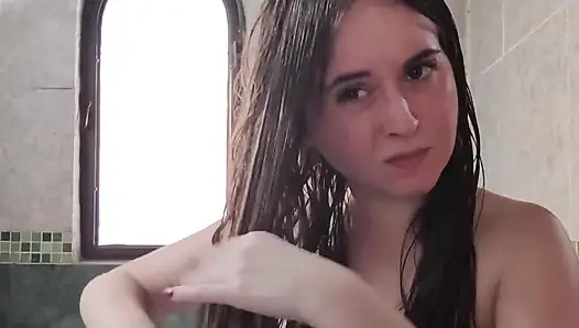 Saçımı yıkıyor, kurutuyor ve fırçalıyorum