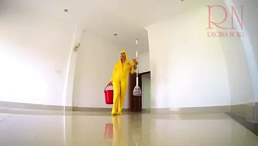 Çıplak hizmetçi ofis alanını temizler. külotsuz hizmetçi. ofis c1