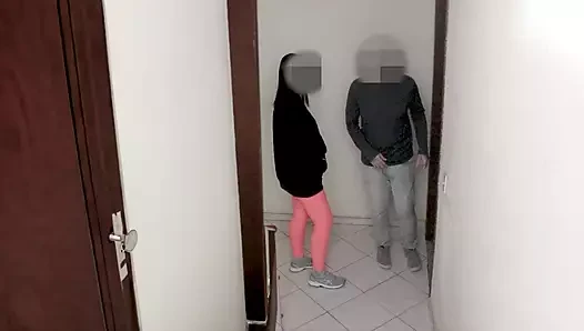 Evli kadın kaybedilmiş bahsi ödüyor. Kapı önünde oral seks.