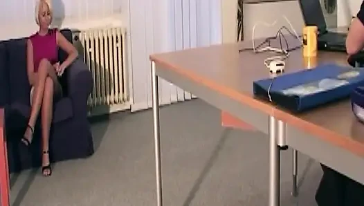 Sarışın kanepede büyük dildolar alıyor