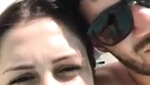 Su novio la manosea.