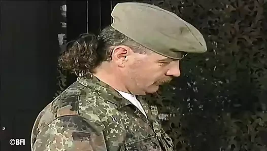 Acı serisi 088 - maskeli itaatkar şaplak atılıyor ve amcığı askeri erkek egemenliği tarafından genişletiliyor