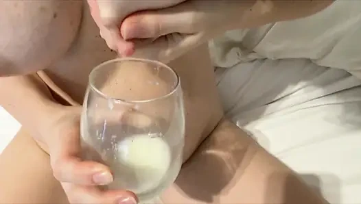 Göğüslerini sağmaya başladı... Ve gelmeye devam etti