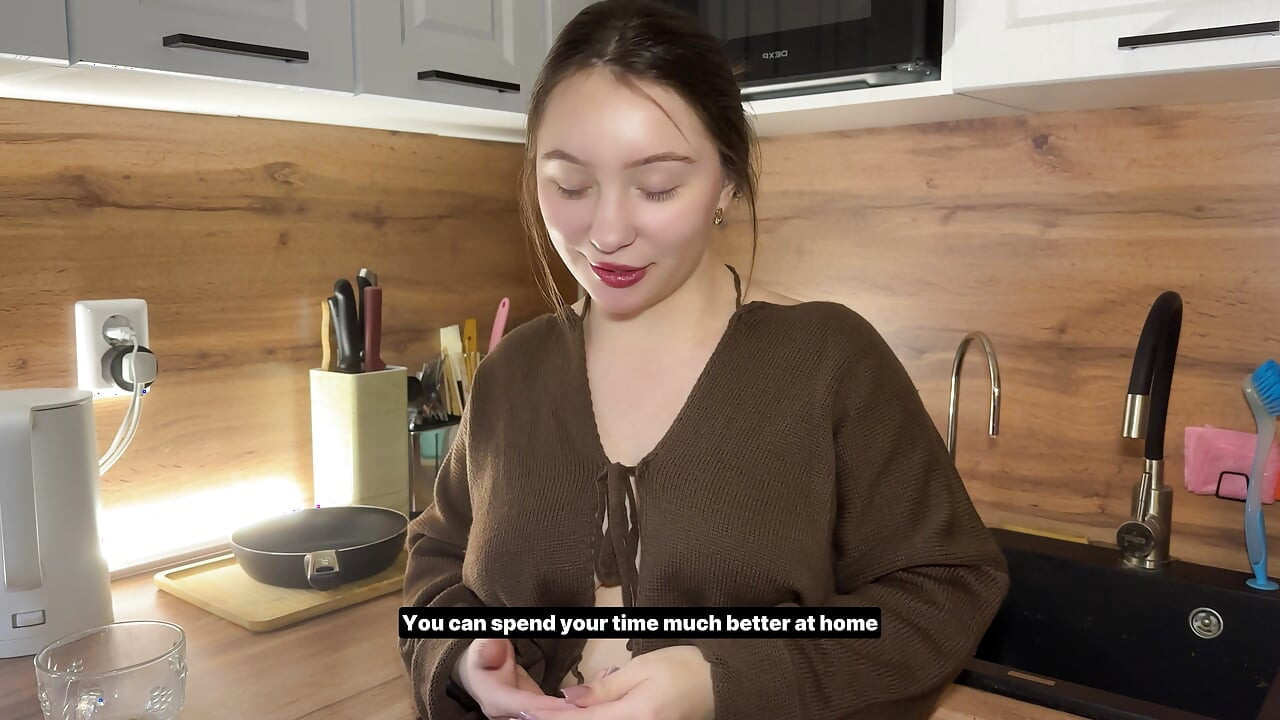Sokaktan Bir Yabancı Kahve Içmek Için Kendini Bırakıyor