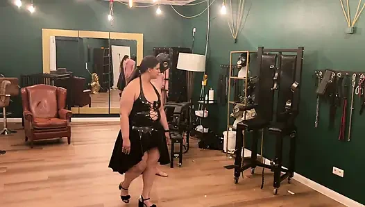 Lateks dommes bağlı kölenin götünü geniş açıyor