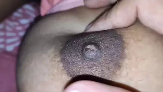 Desi pinky özel amcık sert amcıkla parmaklıyor sikiliyor ve gece yarısı chudai'de sıska kızla misyoner anal seks yapıyor.