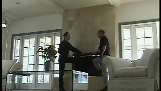 Lateksli yaramaz sarışın anal çifte sikişten sonra döl yemeyi tercih ediyor