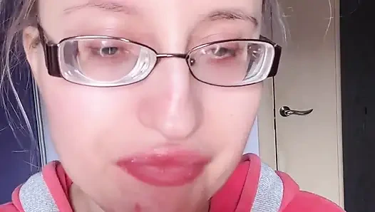 Asmr muz pembe ruj yiyor - dudak fetişi yemeği fetişi ruj gözlükleri