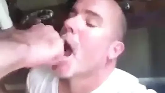 Adım baba alır büyük yük üzerinde onun yüz