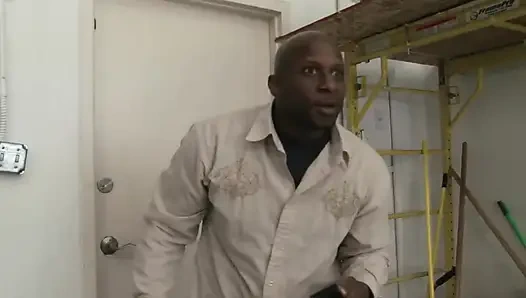 Patron büyük memeli sarışın evli kadını evlerinde sert sikerken dikkatsizce yakalandı