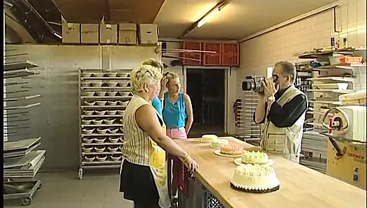 Olgun sürtük ve genç lezbiyenler yemek kavgasında