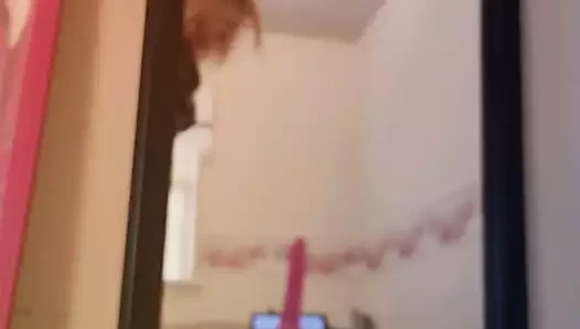 Gerçek azgın, bu yüzden dildoyla sikişiyorum.