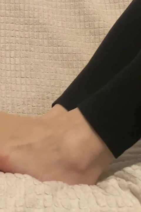 Ben seni görmezden gelirken ayaklarıma mastürbasyon yapıyorum