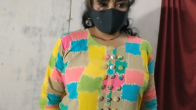 Hot Saloni big boobs shoowing