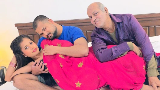 Hintli Asyalı desi jamal üvey baba üvey oğlu üvey kız sert seks üçlü seks videosu