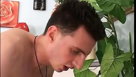 Çirkin orta yaşlı seksi kadın götten sikişiyor