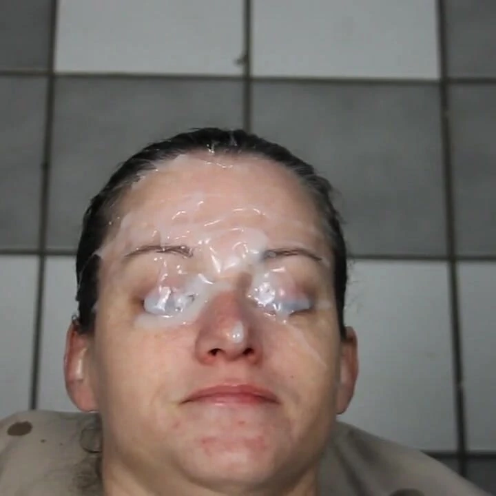 Edepsiz dees güzel yüzünü sikiyor