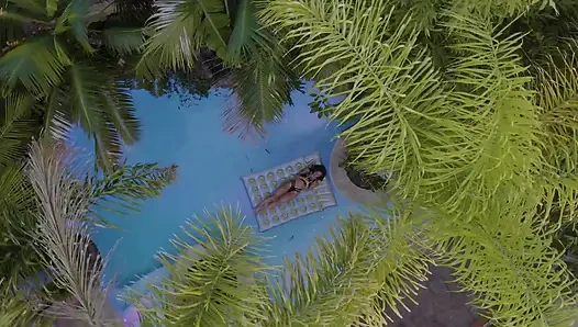 VIXEN сногсшибательная крошка Liya не удержалась от шаловливого отпуска с незнакомцем