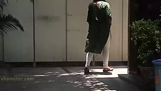 Sangeeta unisex umumi tuvalete gider ve erkeklerin orada pissingini görünce sıcak olur (kirli erotik hintçe ses)
