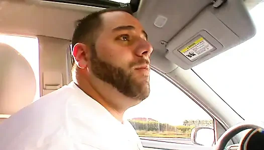 Sarışın kaltak bacaklarımı emiyor ve sonra sert sikiliyor