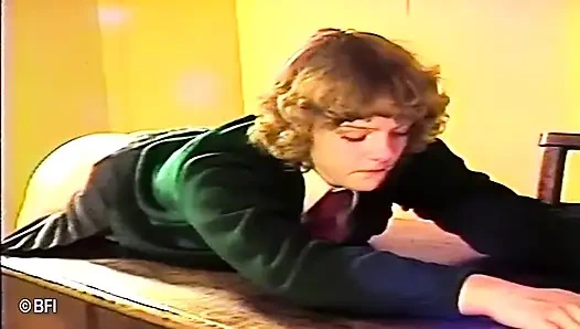 Zavallı genç ateşli kız sınıfta götüne şaplak atıyor