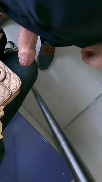 Засвет хуя в поезде