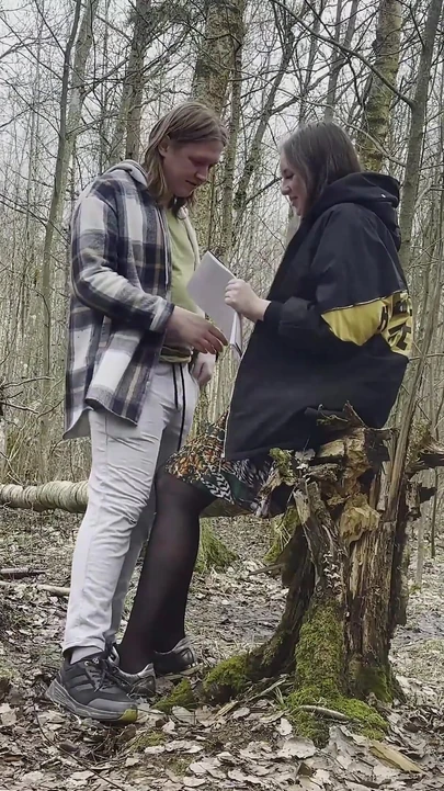 Güzel büyük memeli genç kız ormanda sikiliyor