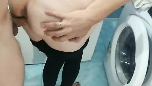 Bakış açısı olgun orta yaşlı seksi kadın amından sikiliyor