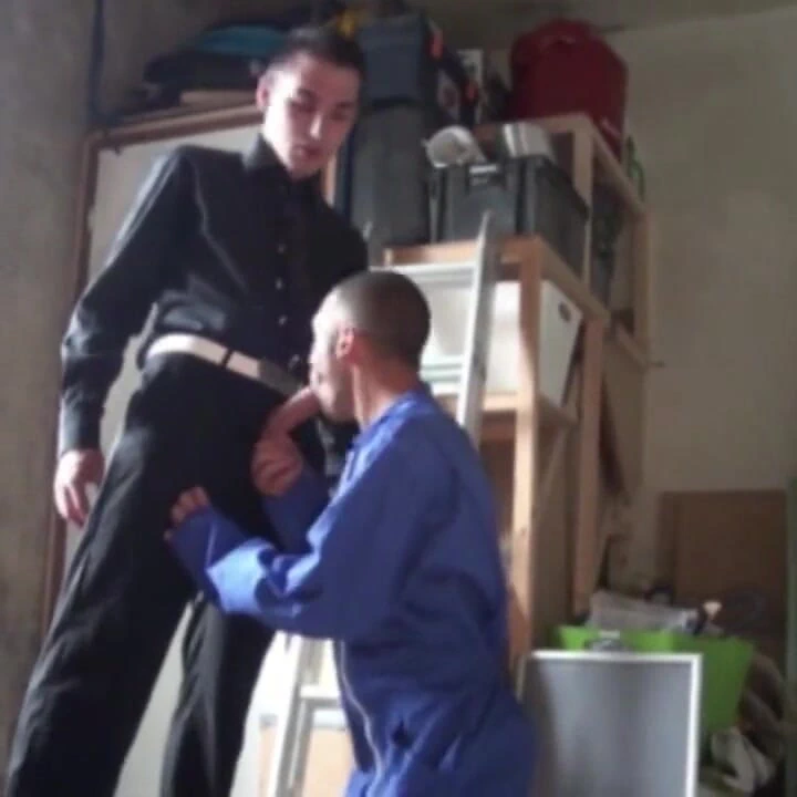 Genç işçi iş yerinde patronu tarafından sikiliyor