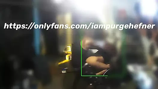 Telefon şarj cihazım olup olmadığını görmeye geldi ve sonunda bana şimdiye kadarki en iyi yarağa sahip olduğumu söyledi