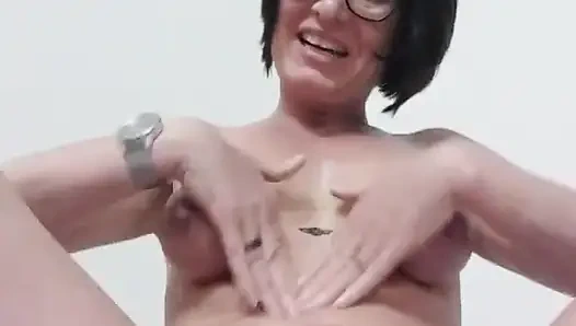 Julie kendini yağlıyor ve su sıçrayarak