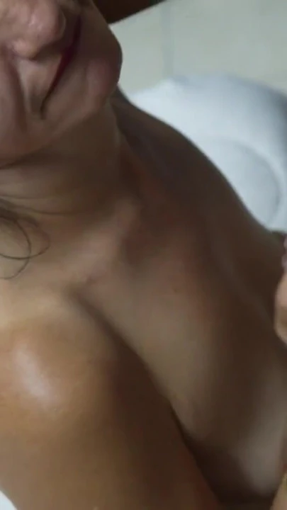 Ateşli orta yaşlı seksi kadın en iyi oral seks yapıyor | Klip 1