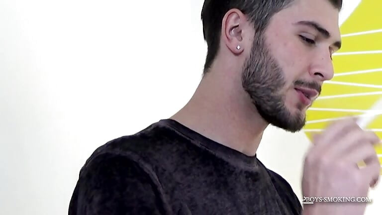 Sakallı Justin Dean rahatlıyor ve rahatlamak için mastürbasyon yapıyor