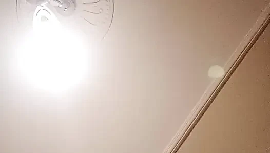 Amcığını yalayarak inliyor ve orgazm oluyor