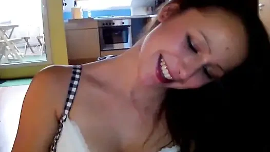 Fransa'dan yarak emmek zorunda kalan amatör bir bebek