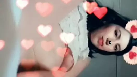 Lolafuccbunny kendini cam bir değnekle yapıştırıyor