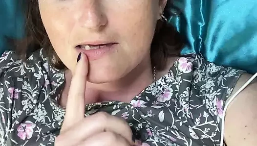 Çok ihtiyaç duyulan zihinsel orgazmdan sonra, gerçek Rachel Wriggler seni Gummy Bear olma hakkında güncelliyor