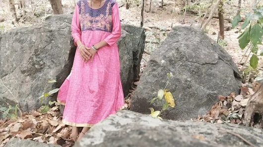 Üniversiteli bir kız ormanda üniversiteden sonra öğretmeni tarafından sert sikişiyor, en ateşli bir kız ormanda erkek arkadaşıyla seks yapıyor