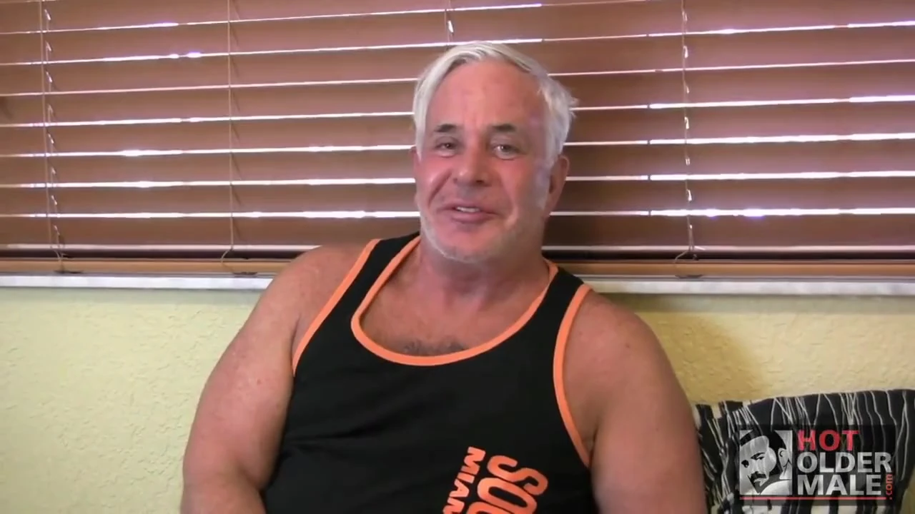 Steve Lucas, oso peludo en escena de porno gay