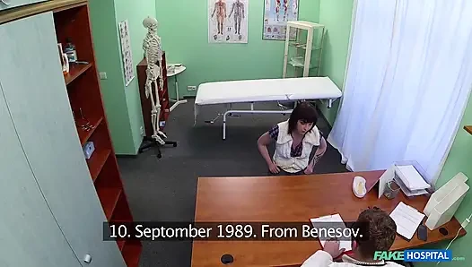 Fake hospital - doktor hastanın depresyonu iyileştirmek için ağır bir doz oral seks reçete ediyor