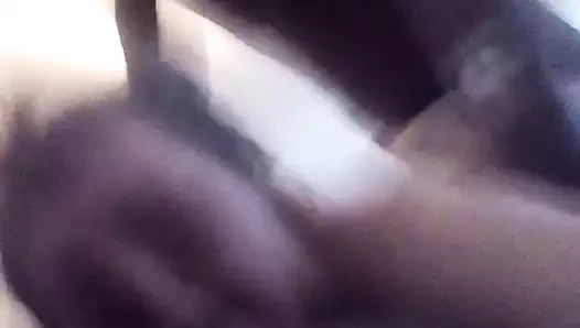 Kirli sürtük büyük bir yarakla sikişiyor