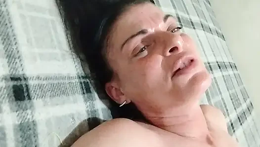 Bakış açısı seksi minyon orta yaşlı seksi kadın sikiliyor