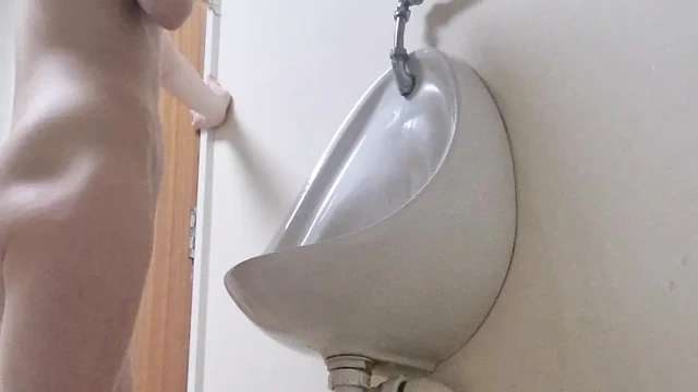 Kız erkekler tuvaletine işiyor riskli çiş