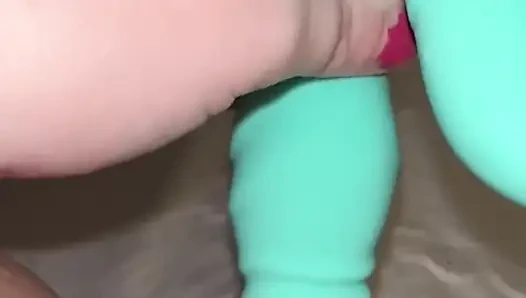 Amcığıma dildo sokuyor