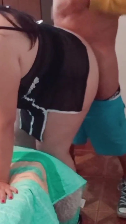 Üvey oğul üvey annesini yatağı yaparken yakalıyor - yakın çekim göt ve büyük siyah yarağıyla sert sikişiyor