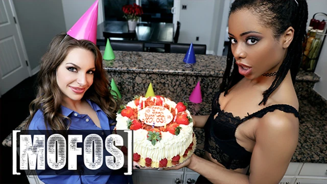 Xander doğum gününde kızları Kimmy Granger ve Kira Noir'in yarağını emdiriyor - mofos